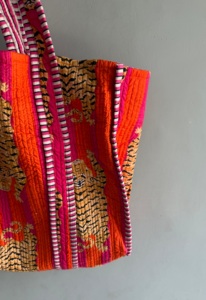 Camiseta informal con estampado animal y diseño de tigre, rayas naranjas y rosas, tela suave tejida, ropa de verano para adultos, regalo para ella. - Product Image 3