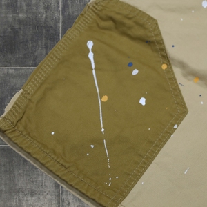 Shorts Bermuda pour Homme en Toile Kaki avec Effet Peinture Éclaboussée, Patchs Rivetés, Taille Mi-Haute, Fermeture Boutonnée, Style Urbain - Product Image 5