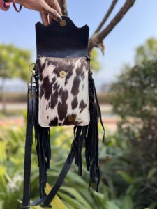 Nouveau design de sac à bandoulière pour téléphone en cuir de vachette véritable avec franges, gravures artisanales et motif à carreaux, petit format, pochette - Product Image 5