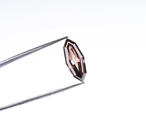 เพชรแชมเปญทรงสเต็ปคัทมาร์คีส์ 4.42 กะรัต ขนาด 18.5 x 7.6 มม. เพชรเพาะเลี้ยงในห้องปฏิบัติการ สีแฟนซี สำหรับแหวนหมั้น - Product Image 2