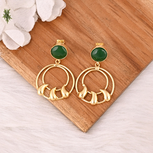 Boucles d'oreilles tendance en laiton plaqué or avec pierres vertes hydro-gemmes, bijoux de mode faits à la main pour femmes - Product Image 2
