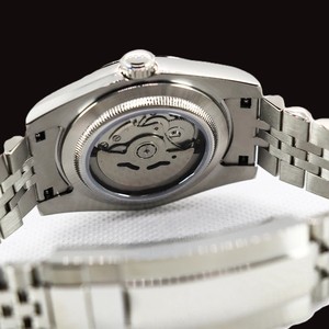 นาฬิกาข้อมือคุณภาพสูงสั่งทำพิเศษจากโรงงานโดยตรง หน้าปัดทรงกลมสีฟ้า ตัวเรือนสแตนเลส ดีไซน์โดดเด่น พร้อมฟังก์ชั่นวันที่อัตโนมัติ เหมาะสำหรับสวมใส่ทุกวัน - Product Image 4