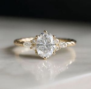 Anillo de Compromiso de Moissanita con Corte Ovalado, Lujoso y Vintage, Chapado en Oro de 14K, con Engaste de Garras, Anillo de Boda, Nupcial o de Aniversario - Product Image 4