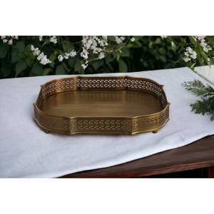 Superficie metálica brillante de una bandeja de servir de latón en tono cálido que realza la estética de la mesa, increíbles detalles nuevos para la comedor. - Product Image 5