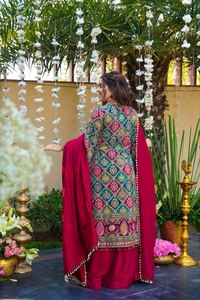 Traje cómodo de crepé natural estampado y con trabajo Aari, con pantalón palazzo y dupatta. Elegante ropa india para mujer. - Product Image 3