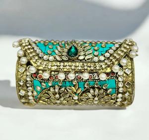 Bolso de mano metálico hecho a mano con piedras Kundan y asa de perlas, bolso de diseño étnico para bodas y fiestas. - Product Image 1