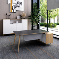 Bureau de direction moderne en forme de L avec plateau aspect pierre, pieds en bois inclinés et rangement latéral pour usage commercial
