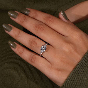 Anillo de compromiso de diamante cultivado en laboratorio de corte redondo de oro macizo de 18 quilates, Diamante de marquesa lateral certificado IGI, regalo de aniversario de boda perfecto - Product Image 4