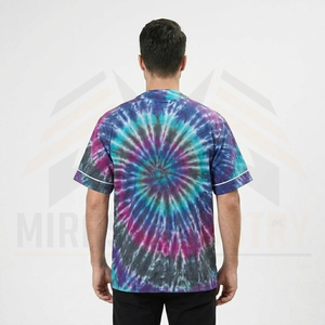 Uniforme unisex de poliéster impermeable con cremallera frontal y manga corta, diseño tie-dye, para barbería, con bolsillos para detección de agujas y serigrafía. - Product Image 3