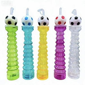 Gobelet en plastique sans BPA SD51 de 500 ml sur le thème du football avec couvercle en dôme pour thé au lait, jus et smoothies, idéal pour les concessions sportives - Product Image 3