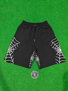 Pantalones cortos deportivos transpirables de punto para hombre, con estampado de telaraña negra y reflectores, cintura con cordón ajustable. - Product Image 1