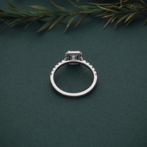 Anillo de Aniversario de Platino 950 con Esmeralda Cultivada en Laboratorio Certificada por IGI y Diamante de Corte Redondo para Hombre y Mujer - Product Image 4