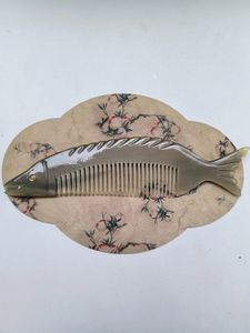 Peigne à cheveux en corne de buffle 100% naturelle de qualité supérieure avec personnalisation du logo sur la poignée en corne, forme animale, véritable corne, par Curio Crfat - Product Image 1