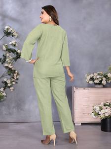 Ensemble de vêtements ethniques tendance en tissu importé pour femmes, à porter au quotidien et pour les fêtes - Product Image 1