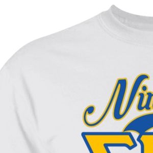 เสื้อยืดพิมพ์ลายสีขาว Sigma Gamma Rho สีน้ำเงินรอยัล โกลด์ ไนน์ทีน 22 ลายกราฟิกสมาคมพี่น้อง แขนสั้น คอกลม - Product Image 4
