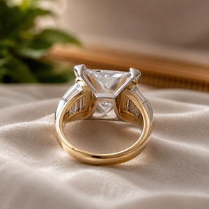 Bague de fiançailles en diamant taille trillion plaqué or jaune 18 carats avec bande en moissanite pour cadeau d'anniversaire de mariage - Product Image 3