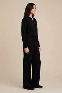 Ensemble deux pièces en tricot noir pour femme, haut à manches longues avec col polo et fermeture éclair, et pantalon large à cordon de serrage - Product Image 2