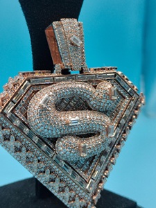 จี้เพชรโมอิสซาไนต์ทรงโล่หรูหรา ประดับเพชรแบบไอซ์เอาท์ เงินแท้ 925 ทรงบาแกตต์ สไตล์ฮิปฮอป ของขวัญเครื่องประดับสุดโดดเด่น - Product Image 5