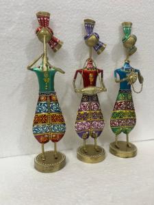 Ensemble de 3 poupées musicales en fer décoratives multicolores – Article cadeau et objet de décoration pour la maison et la table - Product Image 1