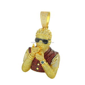 Pendentif de haute qualité style célébrité avec détails en pierres brillantes et finition hip-hop de luxe - Product Image 1