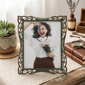 Cadre photo en métal fait main, présentoir photo minimaliste pour bureau, décoration moderne pour salon, idée cadeau unique pour un anniversaire - Product Image 3