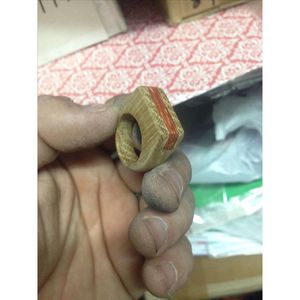 Bague élégante en résine et bois, l'accessoire parfait pour les tenues décontractées - Product Image 6