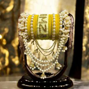 Conjunto de brazaletes de metal plateado oxidado estilo vintage con intrincados detalles de racimos de cuentas y grabados tribales de múltiples capas. - Product Image 2