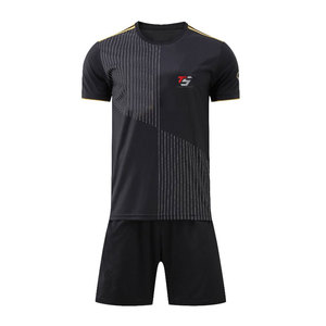 Tenue de football fabriquée en tissu respirant conçu pour garder les joueurs au frais et au sec pendant les matchs de football intenses - Product Image 1