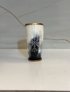 Nuevo vaso de chupito de cuerno de moda con base de madera y tallado personalizado. Recubrimiento de alta calidad a prueba de fugas y apto para alimentos. - Product Image 4