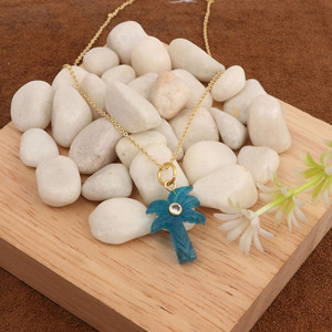 Collar de Apatita Azul con Diseño de Palmera y Zirconia - Colgante Tropical Delicado Bañado en Oro - Joyería con Piedras Curativas - Amuletos Tallados - Product Image 2