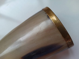 Corne à boire élégante en corne de bœuf naturelle, fabriquée à la main, avec support, style viking, gobelet à bière poli, à prix abordable - Product Image 6