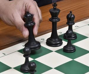 Juego de ajedrez Staunton premium profesional, Rey de 3.75 pulgadas, piezas de plástico negro y blanco marfil al mejor precio - Product Image 4