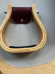 Estribos de madera con acolchado de cuero y cierres metálicos para equitación. Estribos de madera con acolchado. - Product Image 2