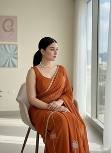 Sari de seda naranja con bordados y múltiples bordes, combinado con blusa completamente cosida para mujeres, ropa tradicional para bodas. - Product Image 4