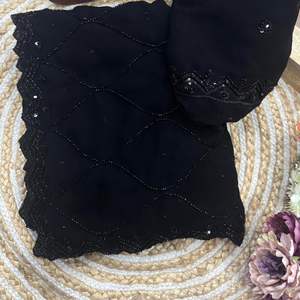 Sari Negro de Georgette con Diseño Exclusivo, Blusa Elegante, Moderno y Elegante, Última Moda India, para Fiestas, Bodas, Uso Casual, para Mujer - Product Image 4