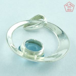 Vente en gros pendentif en pierre de topaze bleue en argent sterling 925 avec motif de style religieux unique direct inde pendentifs à breloques fines - Product Image 4