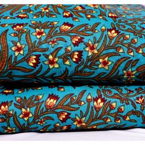 Tela de algodón con estampado floral indio multicolor, hecha a mano, para acolchados, vestidos y camisas. - Product Image 1