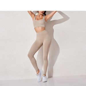Ensemble de sport pour femme personnalisé, respirant, léger, à séchage rapide, sans couture, avec soutien-gorge de yoga et short, logo positionné sur le devant de la taille - Product Image 2