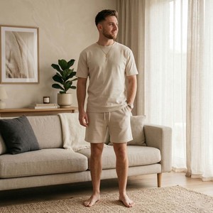 ชุดวอร์มผู้ชายคุณภาพสูง ระบายอากาศได้ดี สีนมโอ๊ตโทนกลางๆ สไตล์สตรีทแวร์ลำลอง เสื้อยืดแขนสั้น กางเกงขาสั้น 100% - Product Image 4