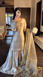 Traje Palazzo de Seda Chinon Premium con Bordado y Lentejuelas, y Dupatta de Diseñador – Ideal para Fiestas y Bodas - Product Image 2