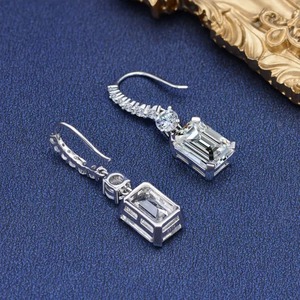 Boucles d'oreilles pendantes en argent sterling plaqué or blanc avec moissanite taille émeraude 925, diamant simulé certifié IGI et clarté VVS - Product Image 4