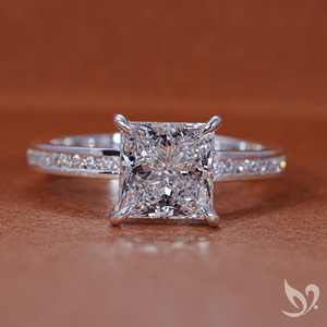 Anillo de compromiso de oro blanco de 10K con diamante de laboratorio de corte princesa de 2 quilates, certificado IGI, engaste de canal y banda pavé - Product Image 1