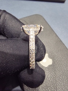 Anillo de Compromiso de Diamantes en Oro Blanco de 9k, Estilo Lujoso, con Certificación IGI, Acabado Brillante, Joyería Minimalista para Mujer - Product Image 3