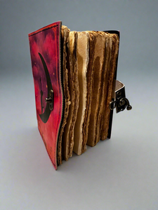 Carnet en cuir artisanal avec impression Chat sur la Lune, papier coton fait main à bords festonnés et fermeture à loquet - Product Image 2