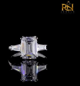 Bague de fiançailles de luxe en or massif 9K/14K/18K avec diamant de laboratoire taille émeraude 2 carats couleur DEF, bande à trois pierres baguette conique style Art Déco - Product Image 4