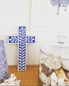 Magnifique croix murale religieuse en os incrusté, motif floral bleu XL, pour Noël et le Nouvel An, à suspendre au mur. - Product Image 1