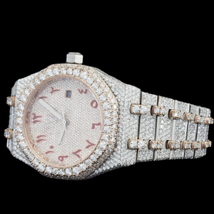 นาฬิกาฮิปฮอปแบรนด์ดัง ดีไซน์หรูหราสำหรับผู้ชาย ตัวเรือนทรงกลมสีแดง ประดับเพชรโมอิสซาไนต์เต็มหน้าปัด พร้อมตัวเลขแบบอารบิก  สามารถปรับแต่งได้ - Product Image 2