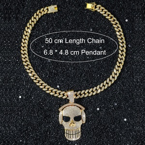 Colliers pendentifs Crâne Casque Audio Iced Out en Alliage Plaqué Or avec Chaîne Cubaine en Cristal, Bijoux Unisexe Hip Hop Bling Thème Musical Rapper - Product Image 2