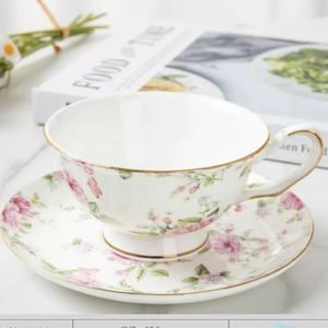 Ensemble tasse et soucoupe à café en porcelaine fine à motif floral épanoui de haute qualité - Product Image 2