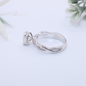 Bague de Fiançailles et d'Anniversaire Ovale en Or Blanc Massif de Luxe, avec Bande Micro-Pavée Torsadée Infinie et Halo Caché, Cadeau pour Femme - Product Image 3